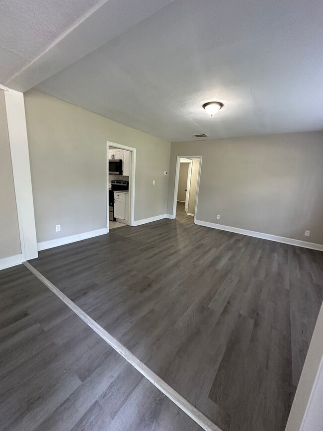 Building Photo - Newly remodeled 4 bed 2 bath home availabl...