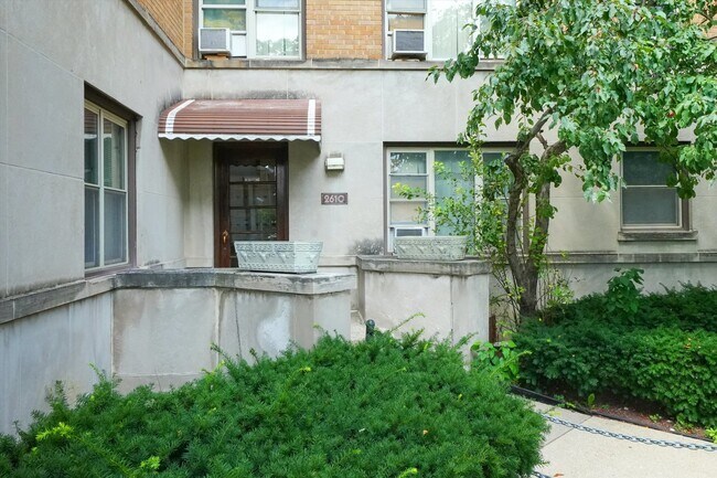 Building Photo - 2610 W Balmoral Ave