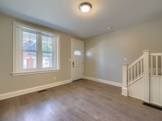 Building Photo - 4 Bedroom Home