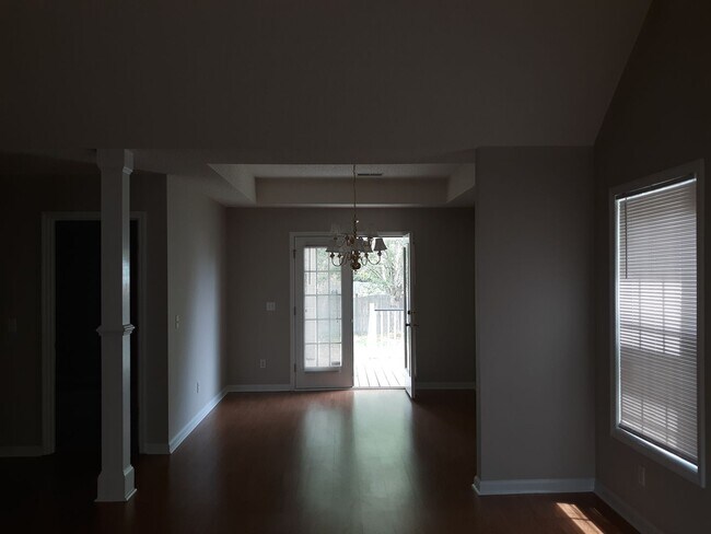 Building Photo - Charming Home in Northeast Columbia - Less...