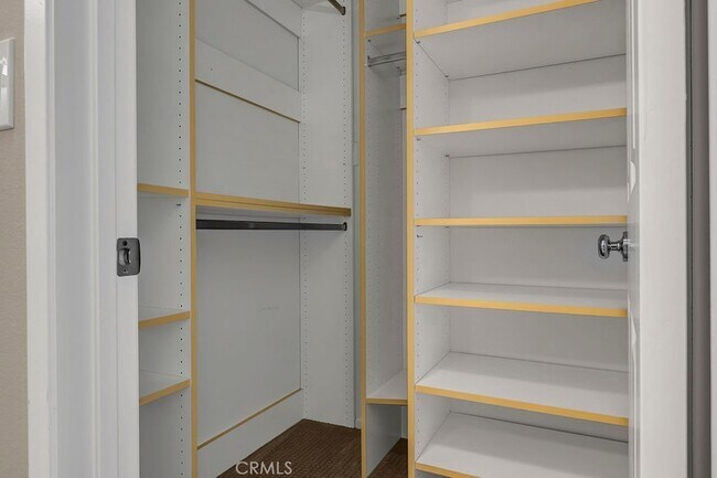 Building Photo - 210 Timberwood