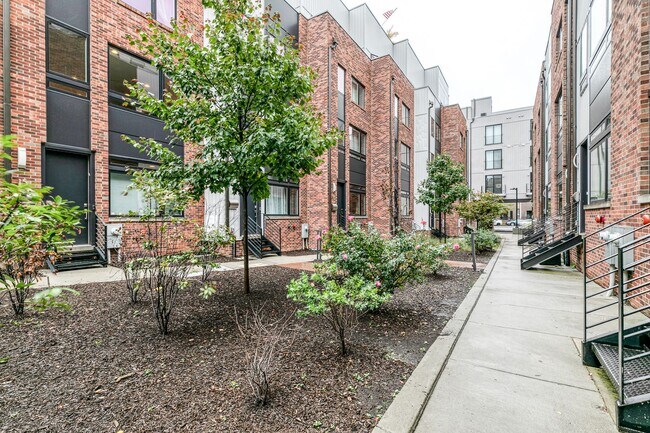 Building Photo - Northern Liberties Townhome with Garage
