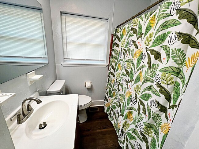 Building Photo - 4 BR 3 BATH ON WESTRIDGE!