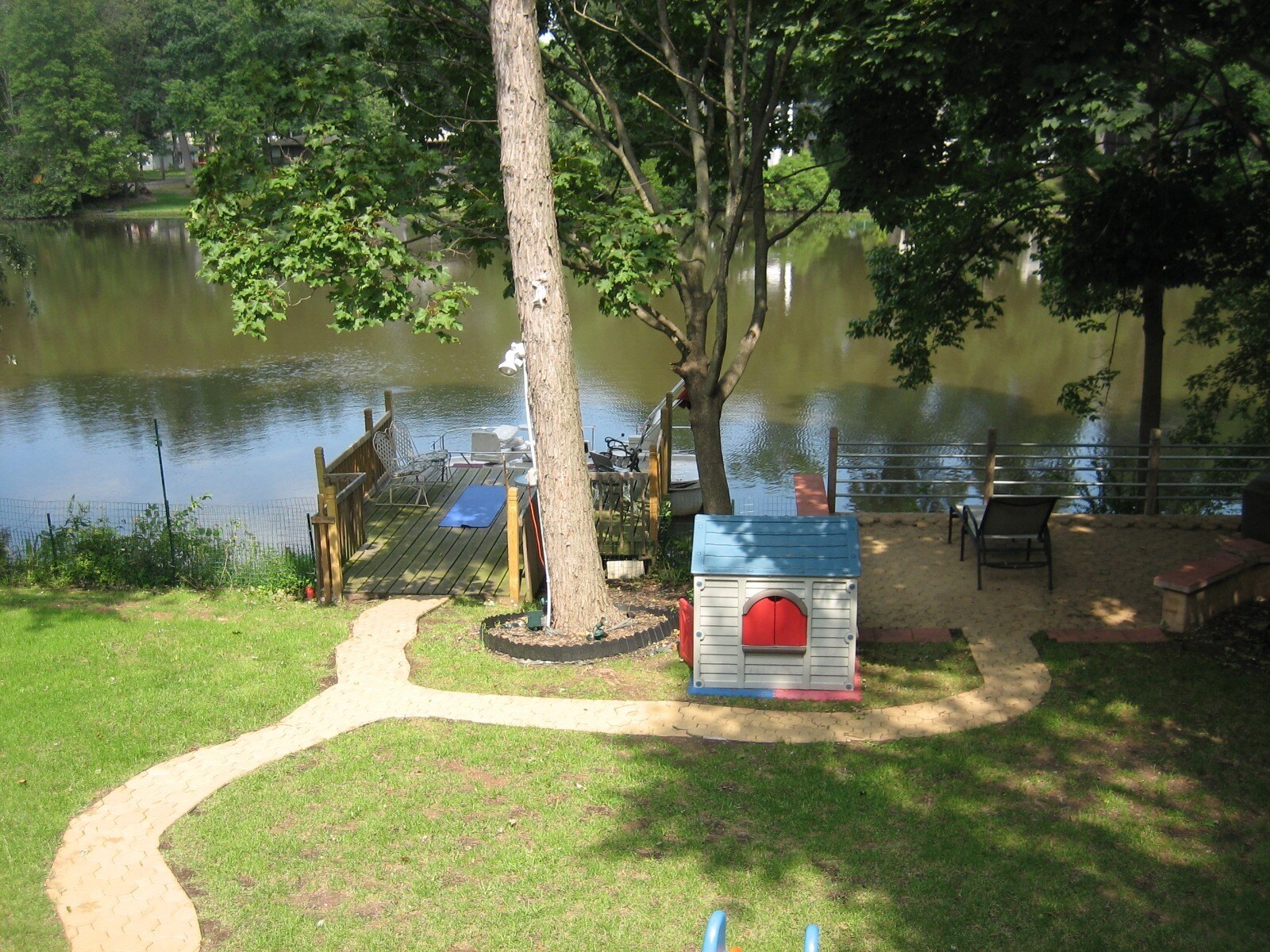 Building Photo - 142 Lakeside Dr S