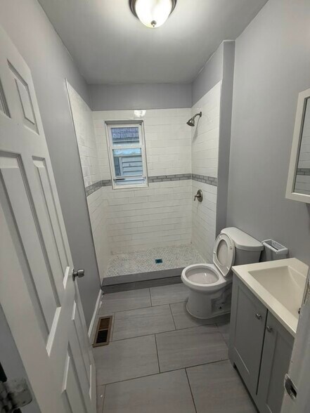 Building Photo - 17 Poe Ave