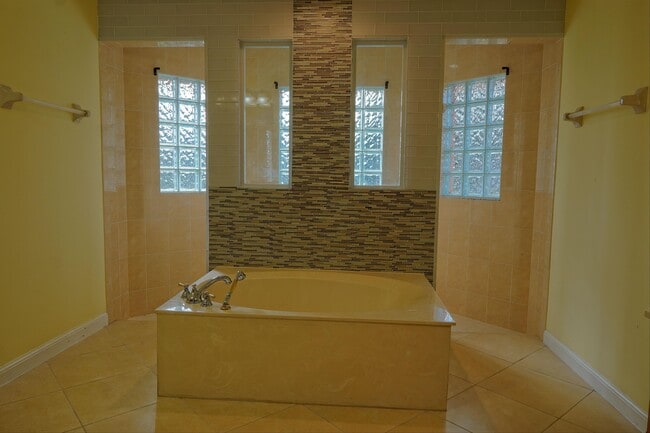 Building Photo - 781 SW Dolores Ave