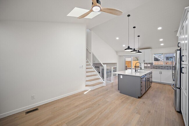 Building Photo - Stunning tri-level remodeled home in Briargate!