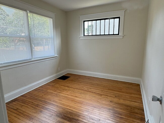 Building Photo - 5 bedroom home near Lincoln Park and Uptown