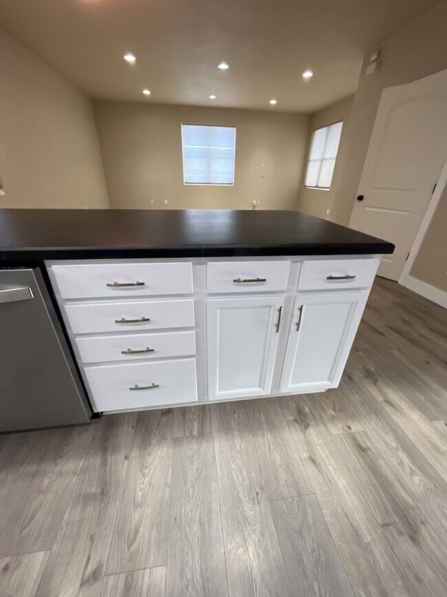 Building Photo - 44 Ranch 5 Bed, 3 Bath Home