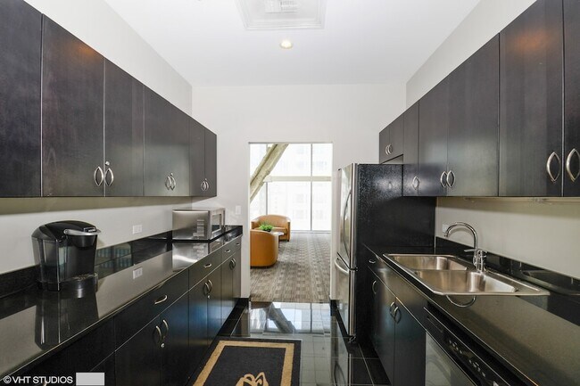 Building Photo - 8 E Randolph St