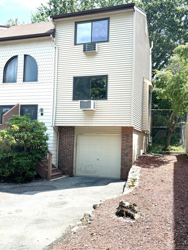 Primary Photo - 60 Lawn Ave