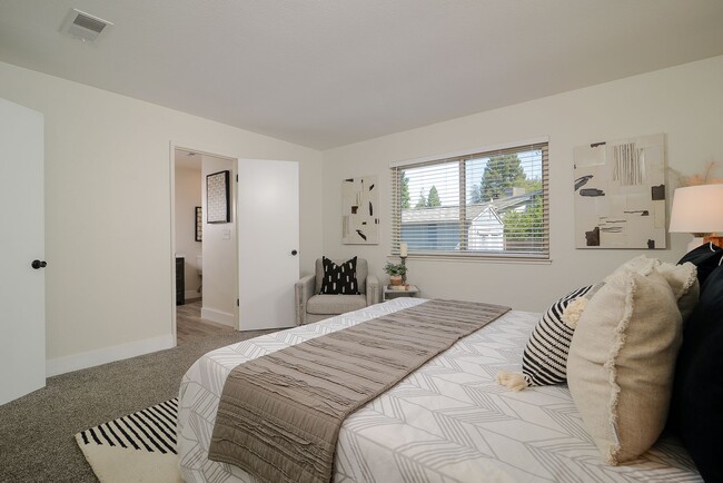 Building Photo - GORGEOUS REMODELED 3 BED CONDO IN GATE COM...