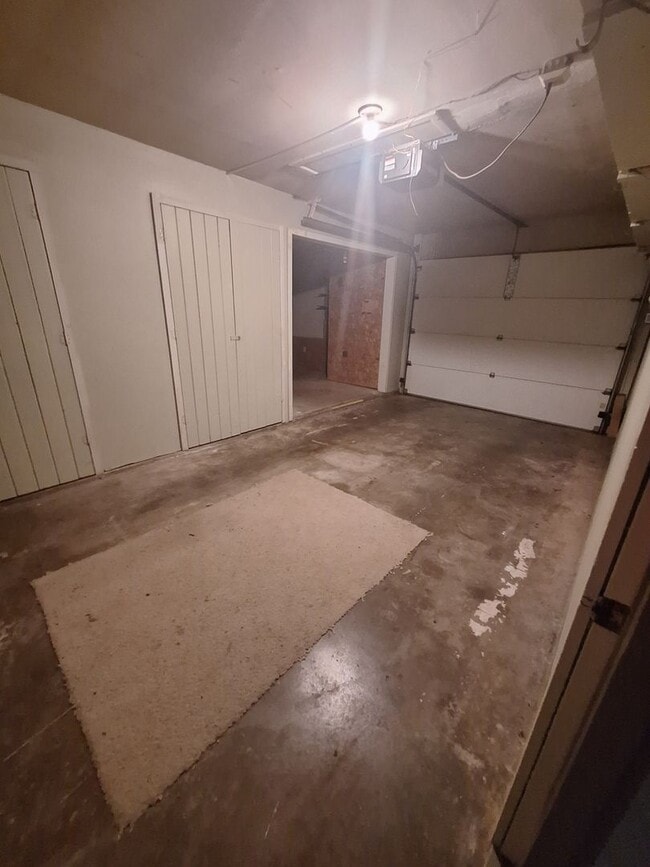 Building Photo - Spacious 3 bedroom, 2 bath