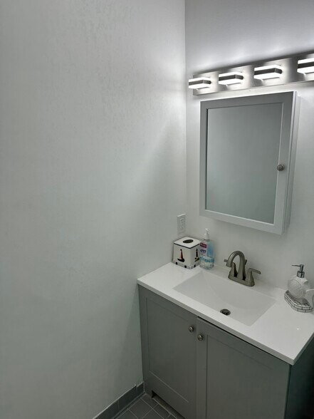 Building Photo - 14 Nagle Ln