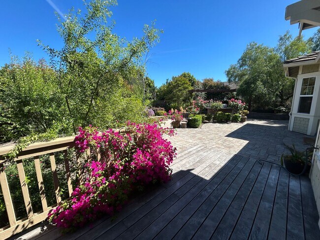 Building Photo - Luxurious and Spacious 5 Bedroom in Gilroy