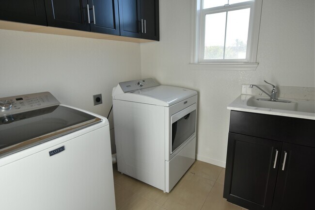 Building Photo - Gorgeous Modern 4 Bedroom 3.5 Bath in Stel...