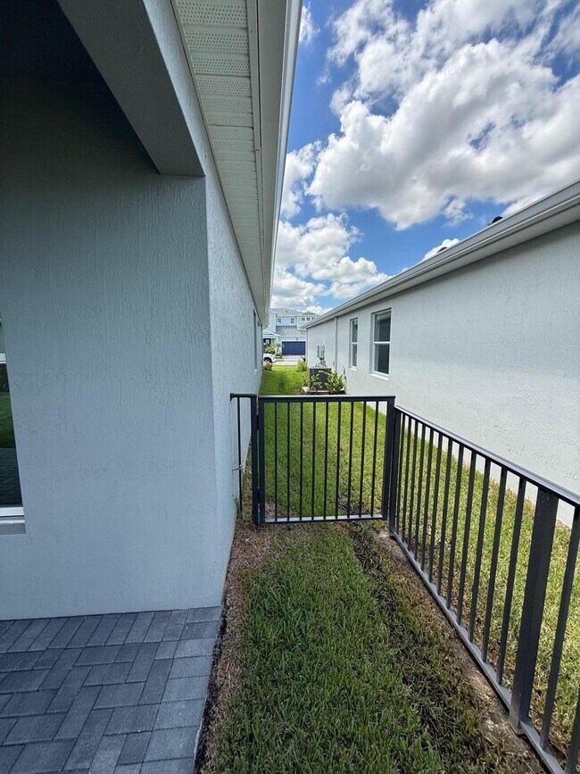 Building Photo - 9555 SW Indra Wy