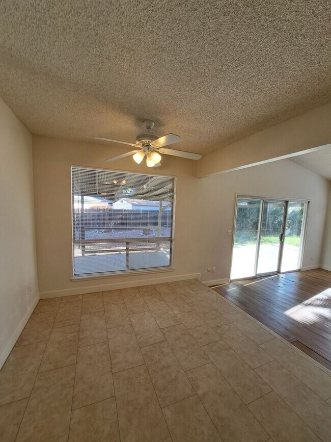 Building Photo - Move-In Special: Half Off First Month – Beautiful 3-Bed, 2-Bath Fresno Home!