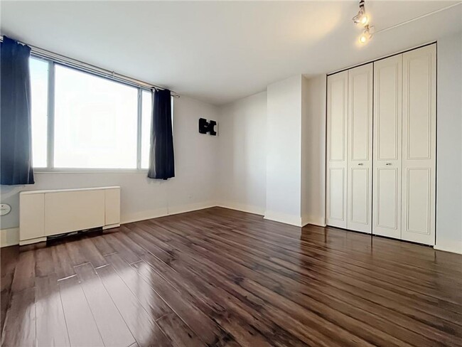 Building Photo - 2 Bedroom / 1.5 Bath Unit in Metropolitan ...