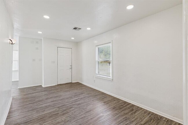 Building Photo - 1006 SE 51st St
