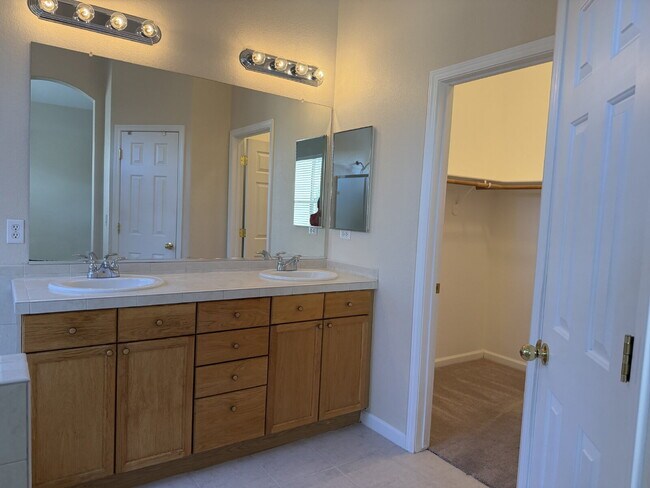 Building Photo - South Reno Home with 4 Bedrooms + 3 Car Garage!