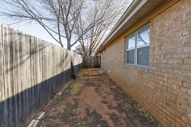 Building Photo - 3 Bedroom with 2 living rooms