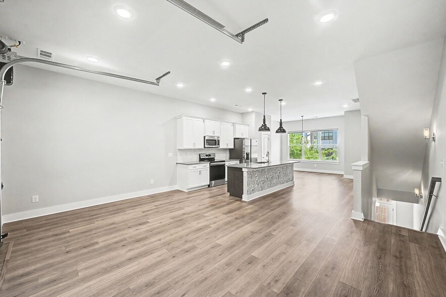 Building Photo - 221 Stonecrest Cir
