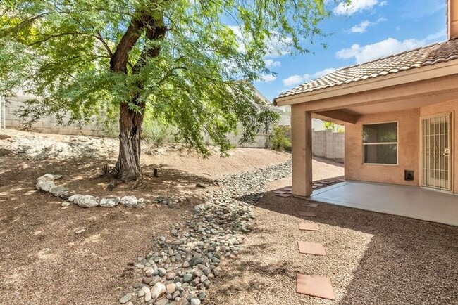 Building Photo - Enjoy an open floor plan with all appliances!