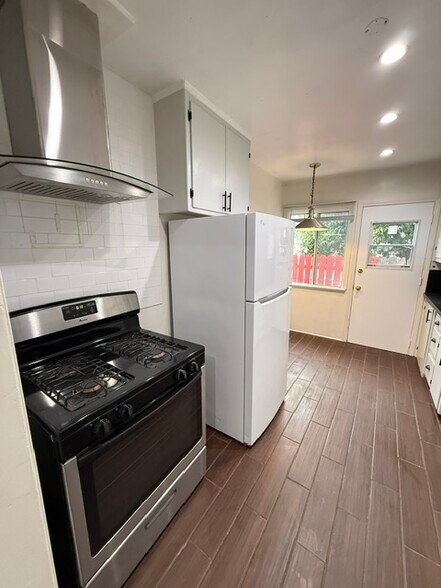 Building Photo - 515 Thompson Ave