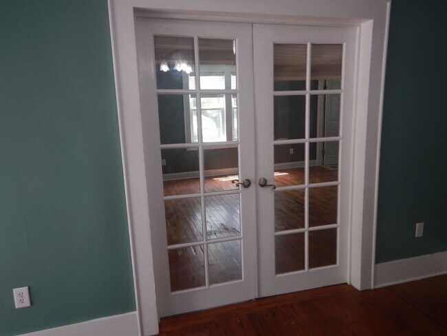 Building Photo - 3 Bedroom 2 Bath house on level lot. Pet Friendly