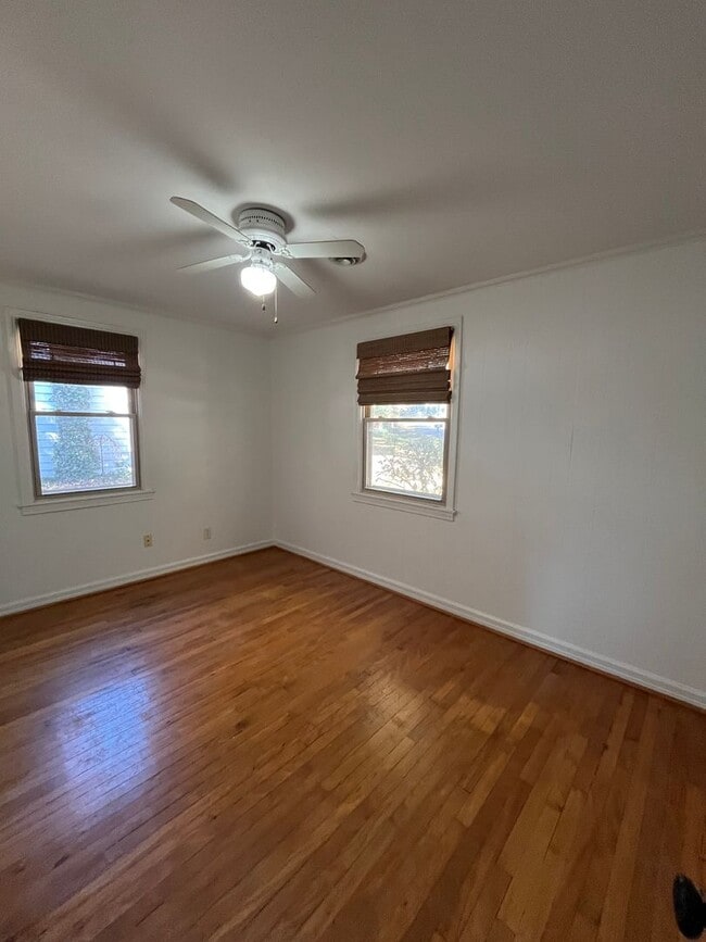 Building Photo - Charming 2 bedroom/ 1 Bath home minutes to Downtown Franklin, dog friendly, fenced yard