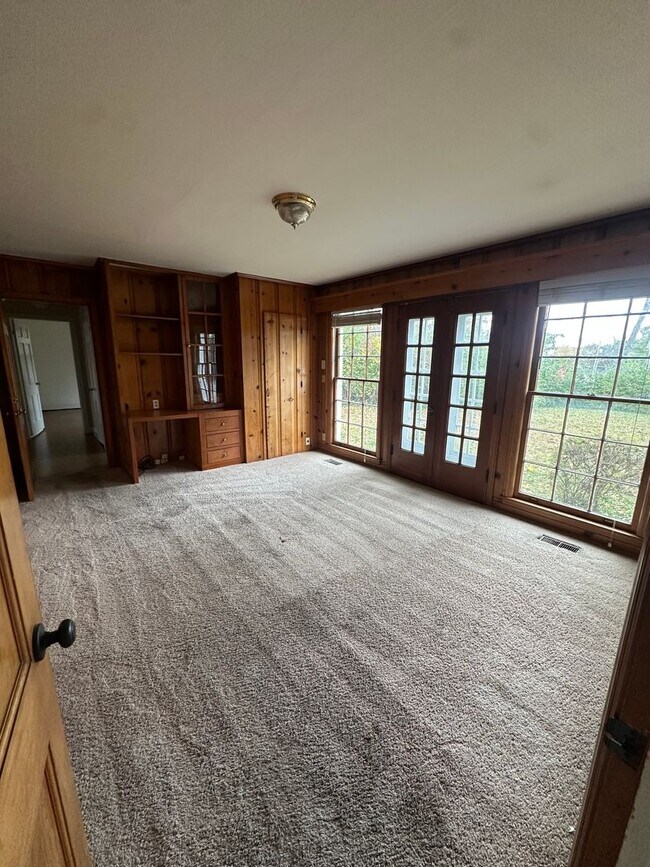 Building Photo - TWO MINUTES TO GREEN HILLS MALL