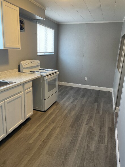 Building Photo - 1937 Kenneth Ave