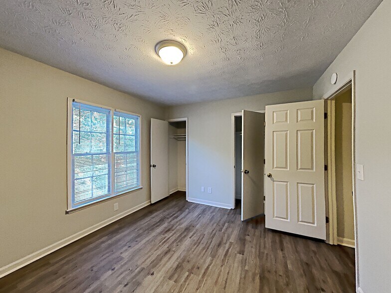 Building Photo - 1427 Hillside Pl SE