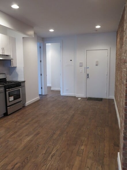 Building Photo - 684 Riverside Dr