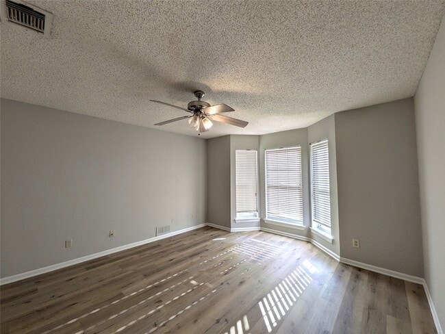 Building Photo - 323 Teakwood Ln