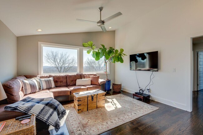 Building Photo - 4 Bedroom/3.5 Bath home overlooking the ci...