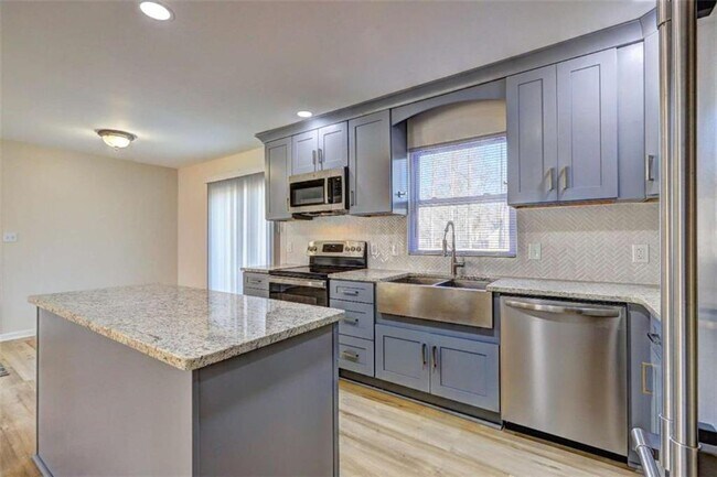 Building Photo - 95 Pine Grove Cir