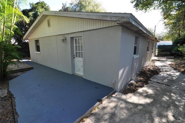 Building Photo - 1702 Holly Rd