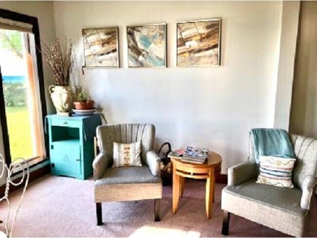 Peaceful decor colors - 3061 Maple Ave