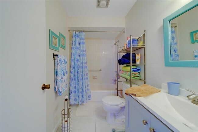 Building Photo - 13827 Mission Oaks Blvd