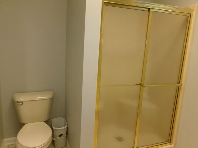 Building Photo - Spacious 3 bedroom home in the Forestbrook...