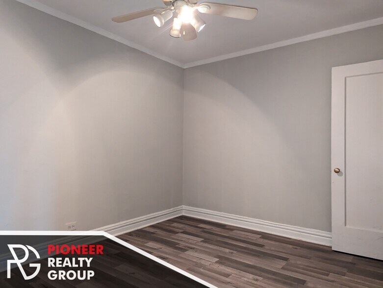 Building Photo - 429 W Roscoe St