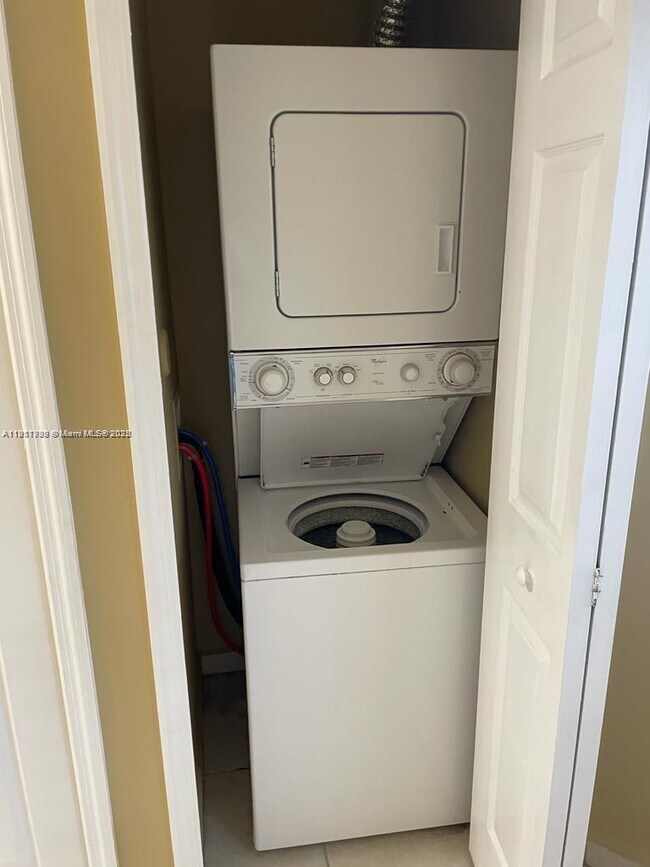 Building Photo - 2920 SE 13th Rd