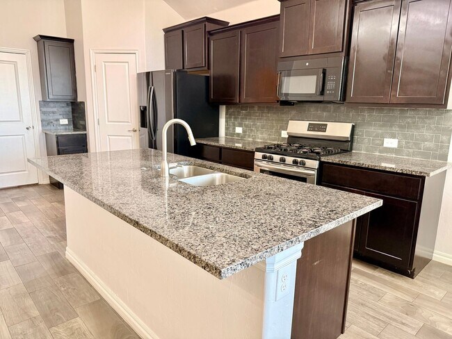 Building Photo - Beautiful 4 Bed 2 Bath in Mustang Schools