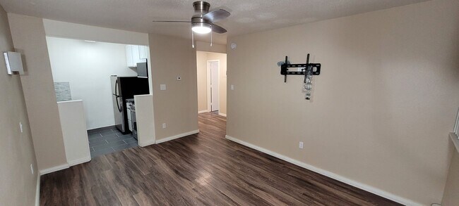 Building Photo - 809 S Circle Dr