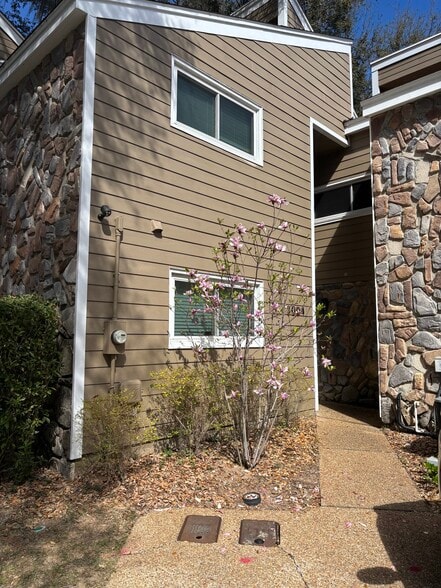 Building Photo - 3004 Ironwood Dr