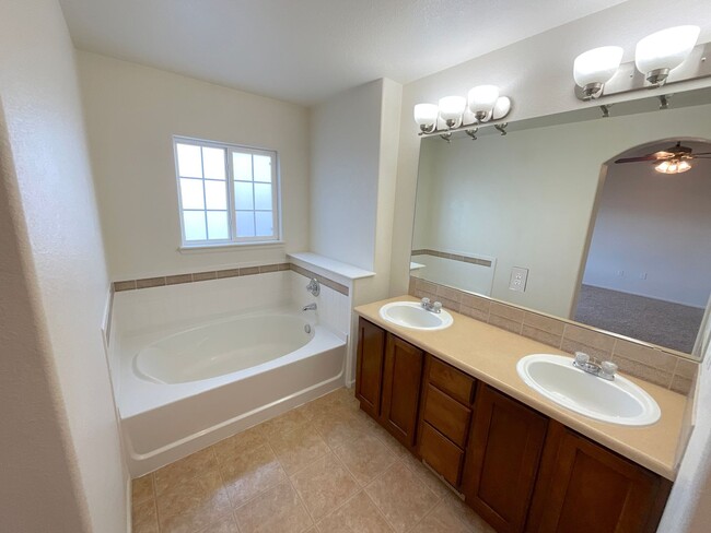 Building Photo - 3 Bedroom Townhome Available Near Dublin B...