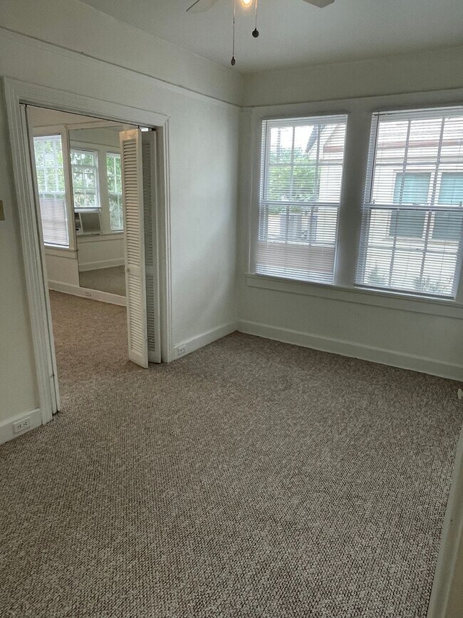 Building Photo - Live on Audubon Park! Top Floor Corner Unit!