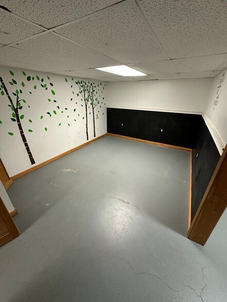 Building Photo - 6 Oakwood Ln